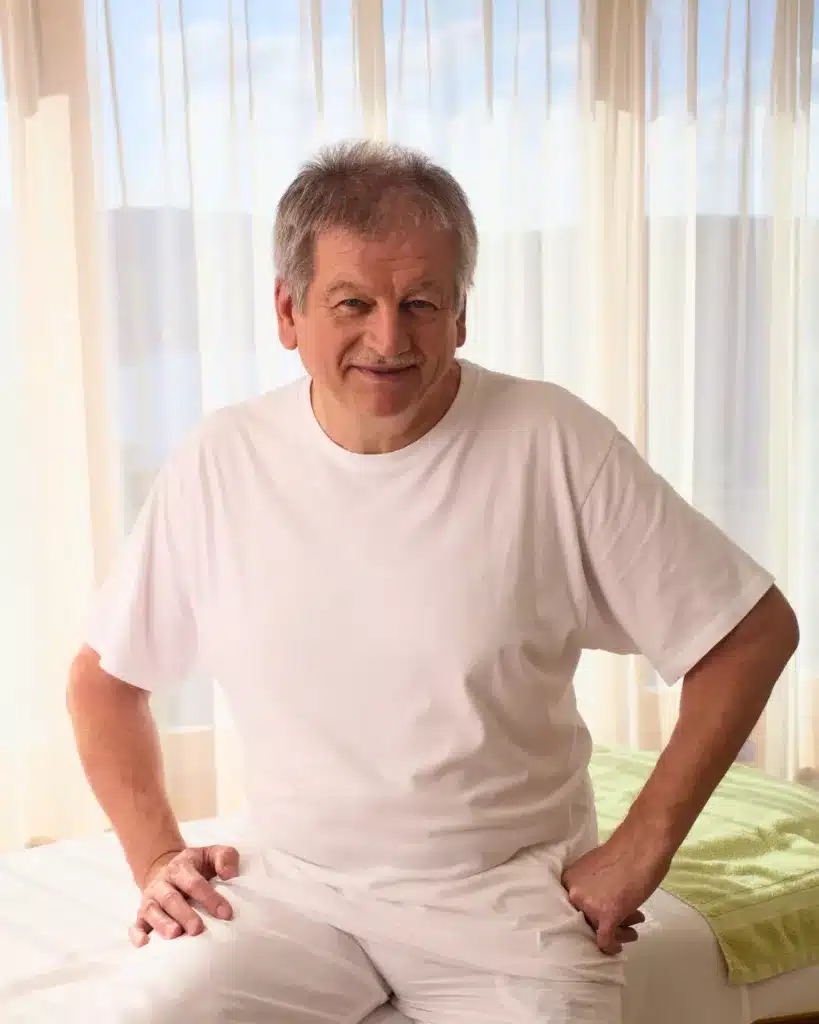 Dominique Züger, souriant, dans son cabinet
