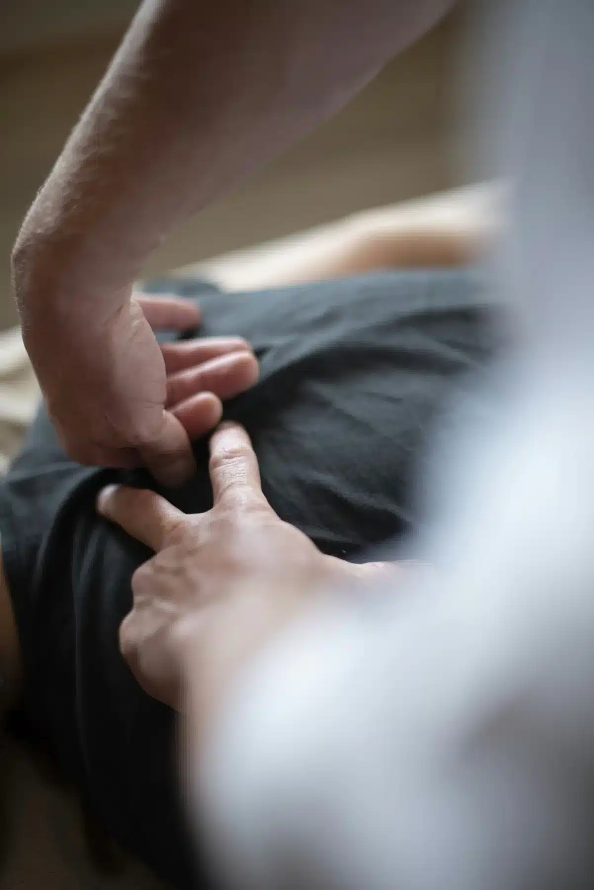 Mains en contact avec le corps, lors d’une séance de magnétisme